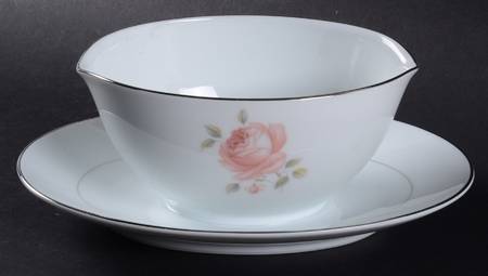 June Gravy Boat with Attached Underplate