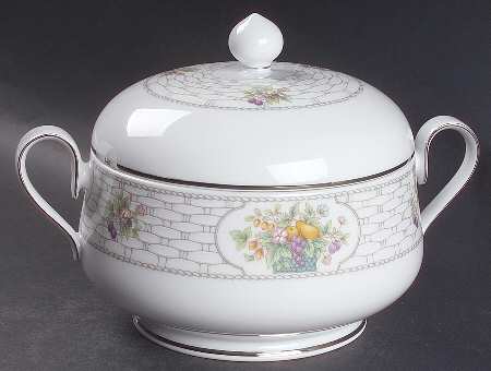 Kenmare 2 Qt Round Covered Casserole