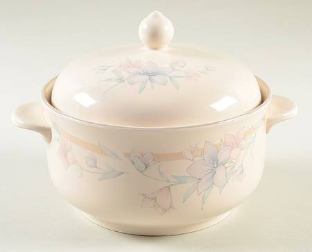 Kerry Spring 1.25 Qt Round Covered Casserole