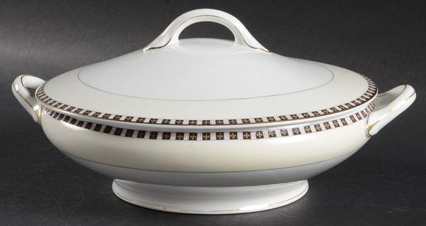 Lafayette Round Covered Vegetable
