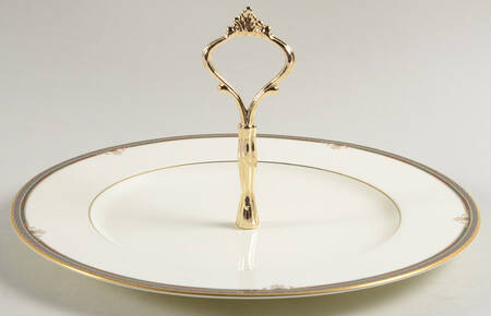 Lady Quentin Round Serving Plate with Handle (DP)