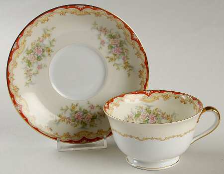 Lares Footed Cup & Saucer Set