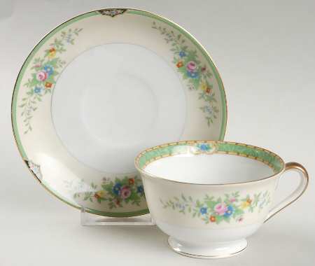 Leandro Footed Cup & Saucer Set