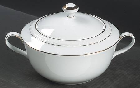 Lockleigh Round Covered Vegetable