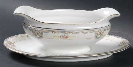 Louvaine Gravy Boat with Attached Underplate