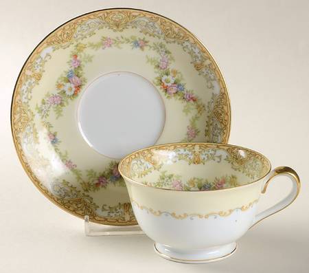 Loyalo Footed Cup & Saucer Set