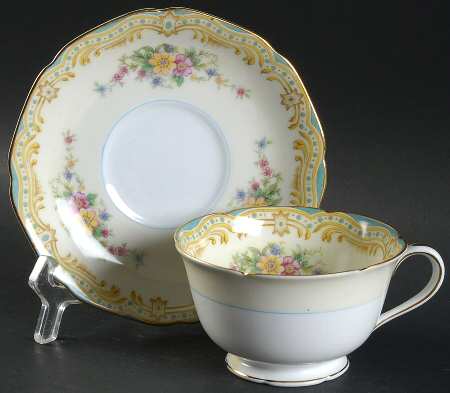 Lucine Footed Cup & Saucer Set