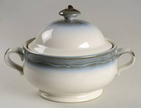 Captivate 2 Qt Round Covered Casserole