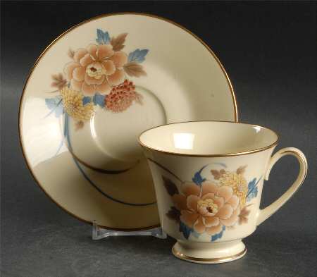 Mantigo Footed Cup & Saucer Set