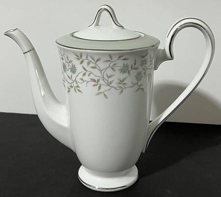 Meredith Small Coffee Pot & Lid