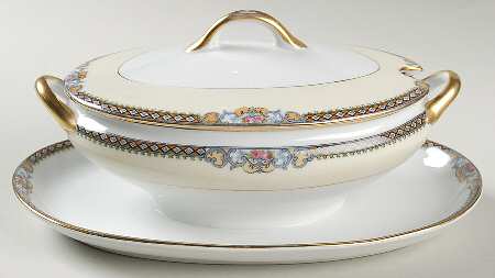 Meringo Sauce Boat with Attached Underplate & Lid