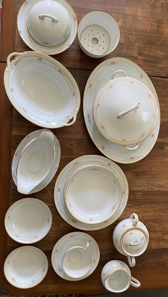 Mystery #104 Gravy Boat with Attached Underplate