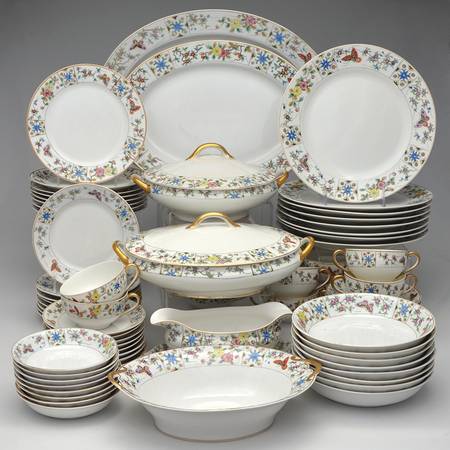 Mystery #122 80 Piece Estate Set
