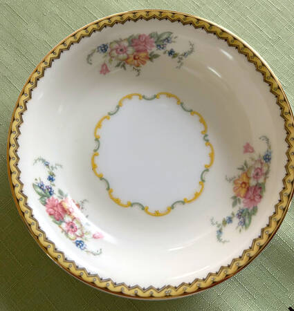 Mystery #153 Fruit/Dessert (Sauce) Bowl