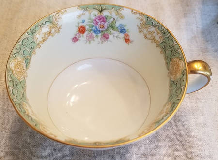 N102 Footed Cup