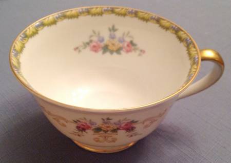 N109 Footed Cup