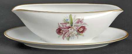 N19 Gravy Boat with Attached Underplate