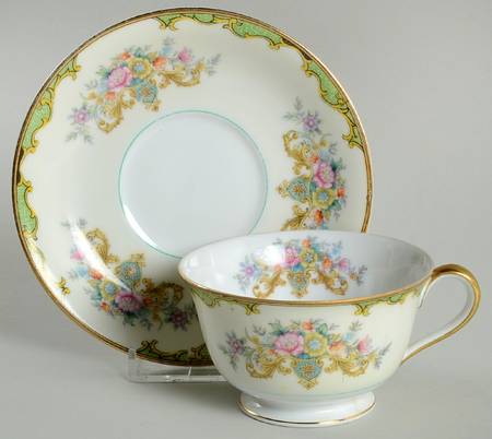 N204 Footed Cup & Saucer Set