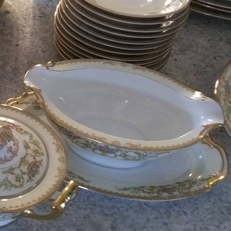 N222 Gravy Boat with Attached Underplate