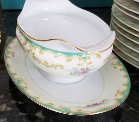 N238 Gravy Boat with Attached Underplate