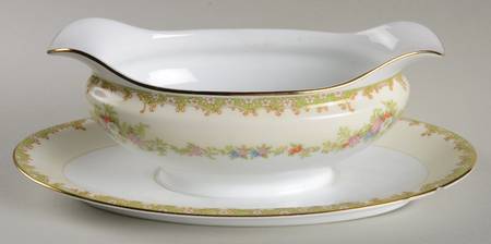 N33 Gravy Boat with Attached Underplate