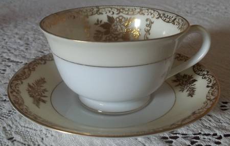 N372 Footed Cup & Saucer Set