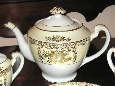 N372 Teapot & Lid