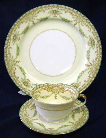 N426 Footed Cup & Saucer Set