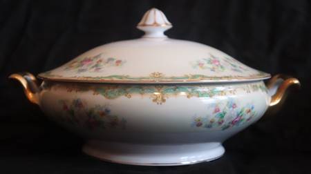 N427 Round Covered Vegetable