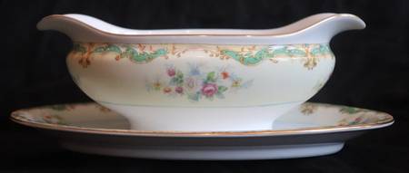 N427 Gravy Boat with Attached Underplate