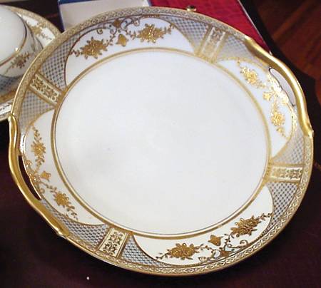 N699 Handled Cake Plate