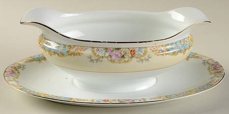 N73 Gravy Boat with Attached Underplate