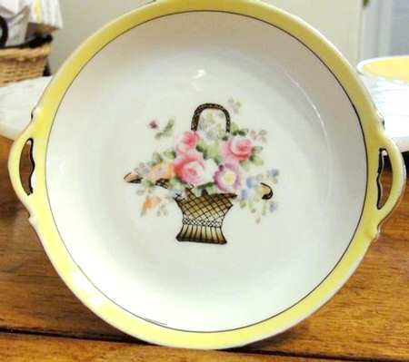 N748 Handled Cake Plate
