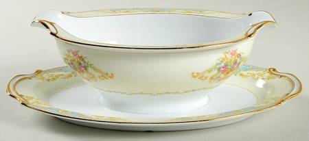 N75 Gravy Boat with Attached Underplate