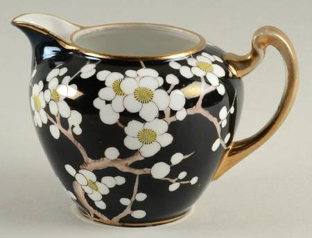 N772 Black Creamer