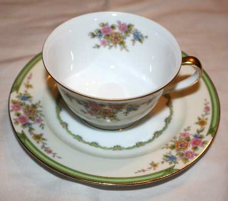 N798 Footed Cup & Saucer Set