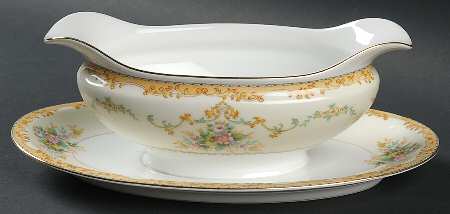 N82 Gravy Boat with Attached Underplate