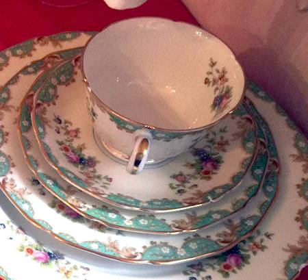 N897 Footed Cup & Saucer Set