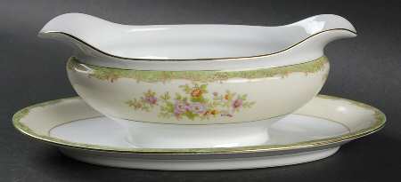 N92 Gravy Boat with Attached Underplate