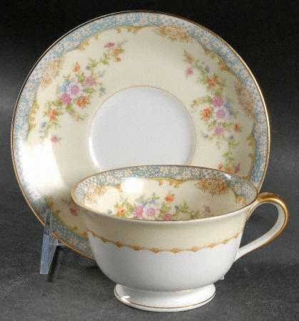 Naomi Footed Cup & Saucer Set