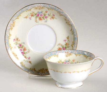 Naomi Footed Cup & Saucer Set