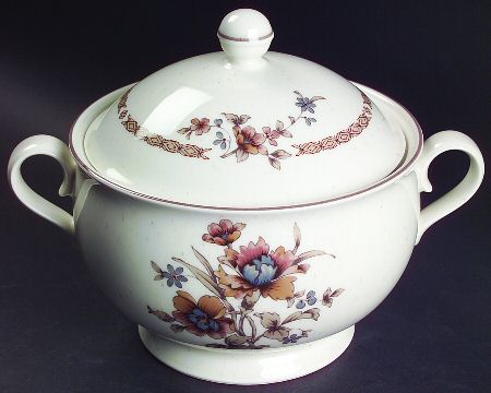 New Castle 2 Qt Round Covered Casserole