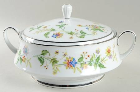 Nouveau Round Covered Vegetable