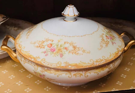 Olivia Round Covered Vegetable