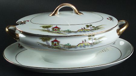 The Pagoda Gravy Boat w/Attached Underplate & Lid