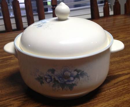 Peonytime 1.25 Qt Round Covered Casserole