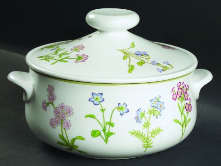 Petals Plus 2.5 Qt Round Covered Casserole