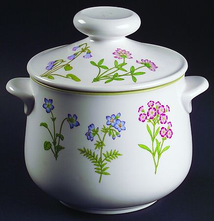 Petals Plus 2 Qt Round Covered Casserole