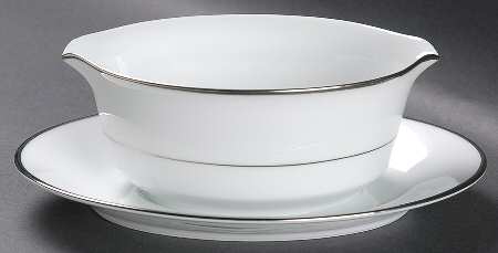 Pinnacle Gravy Boat with Attached Underplate