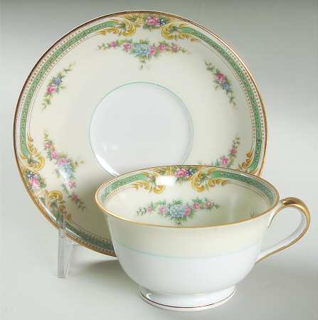 Plaza Footed Cup & Saucer Set